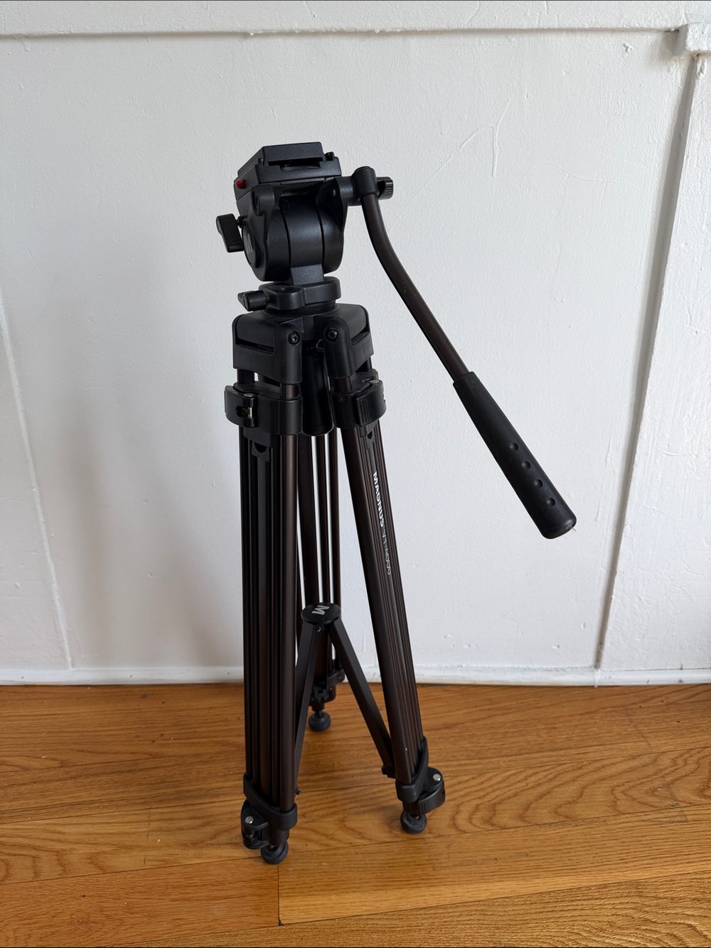 Magnus VT-4000 Tripod System with Fluid Head